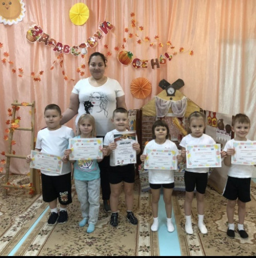 Награждение участников и победителя Краевого семейного Фестиваля по финансовой грамотности. Награждение участников и победителя Краевого семейного Фестиваля по финансовой грамотности.